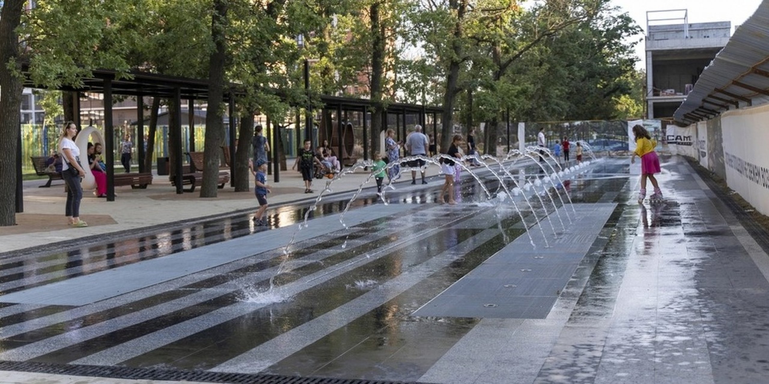 Пешеходный фонтан длиною 55 метров с арками открыли в Краснодаре