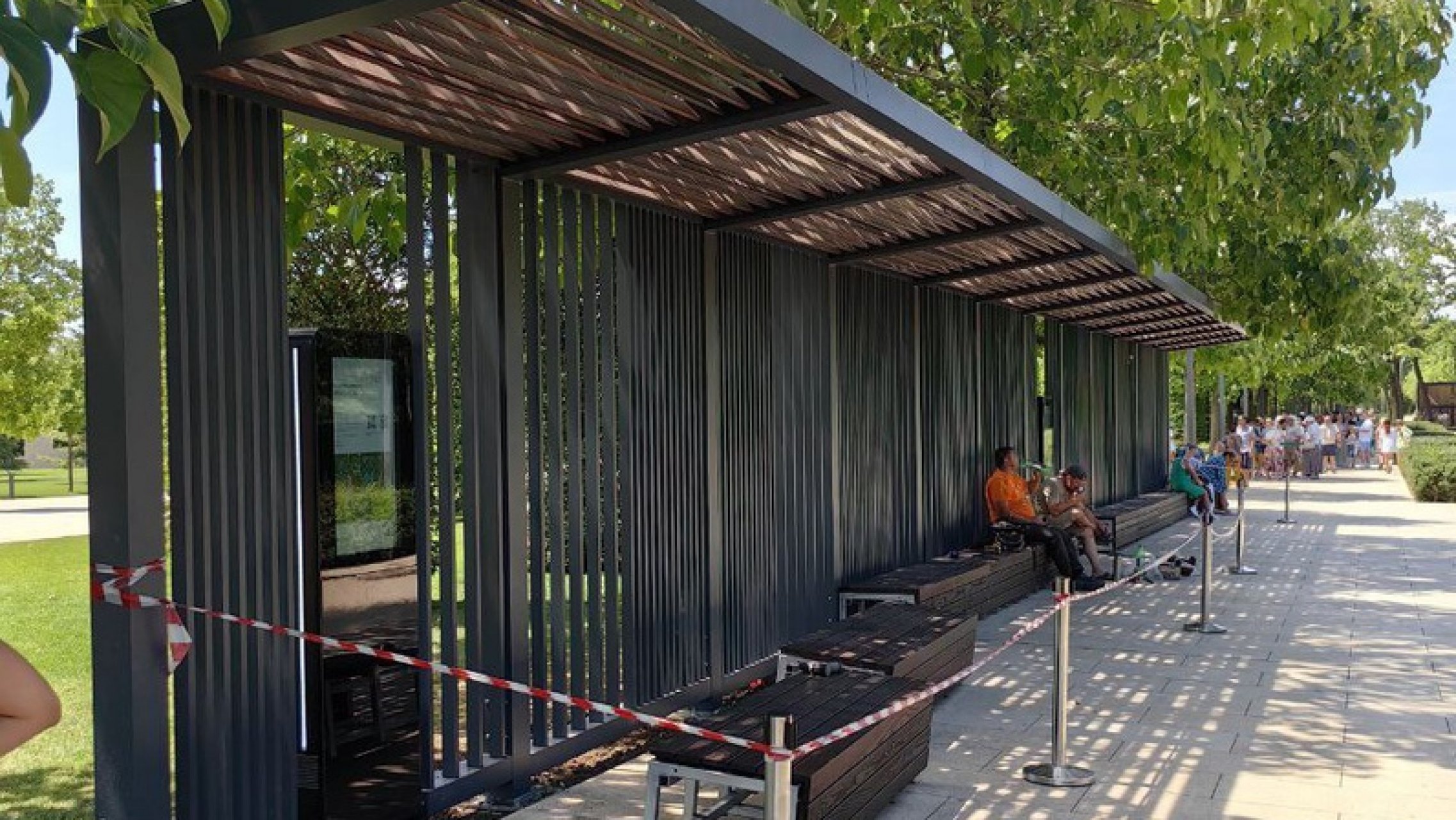 В парке «Краснодар» установили лавочки для очереди посетителей Японского сада