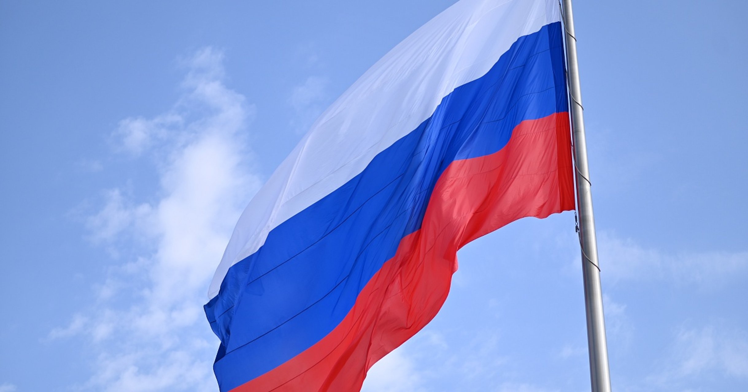 Государственный флаг подняли в центре Краснодара в честь Дня России